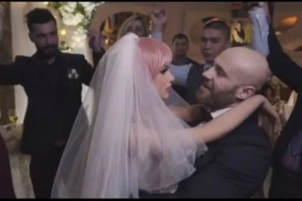 (FOTO, VIDEO) E stvarno SVAŠTA: Bodibilder i glumac oženio se LUTKOM, napravio komplet svadbu sa svatovima, a pao je i prvi POLJUBAC