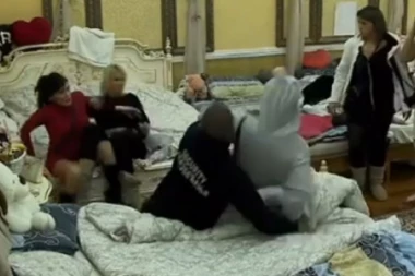 Kad žena udara i obezbeđenje strada: Žestoka tuča u Parovima, udarile i radnika iz produkcije!