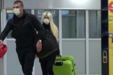 Mora neko da bude frajer: Dok se Toni šeta po aerodromu, Dara vuče kofere!