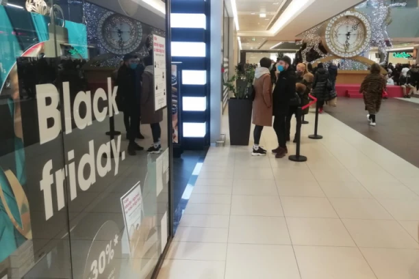 "CRNI PETAK" TRGOVCI KORISTE DA MAME KUPCE LAŽNIM SNIŽENJIMA: Šta se krije iza popusta od 20 do 80 odsto