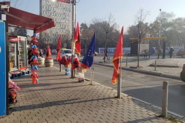 Šiptari koriste "Dan Albanaca" za tiho promovisanje Velike Albanije: Cela Priština okićena zastavama