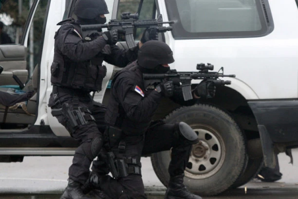 AFERA "KRTICA"! NOVI DOKAZI O SPREZI SA KRIMINALNIM KLANOVIMA: Šef MUP heklerom čuvao "kavčanina"!