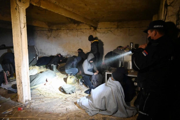 (FOTO) VELIKA AKCIJA MUP-a: Oko 450 migranata vraćeno u kampove i prihvatne centre!