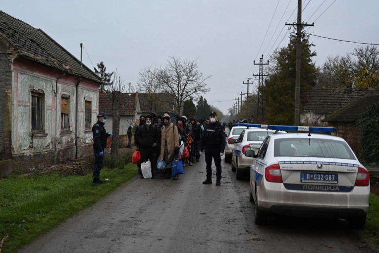 VELIKA AKCIJA POLICIJE! Pronađeno 17 migranata u selu Mihajlovac, neki se krili u kući odsutnih vlasnika!