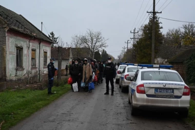 VELIKA AKCIJA POLICIJE! Pronađeno 17 migranata u selu Mihajlovac, neki se krili u kući odsutnih vlasnika!