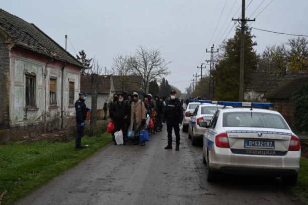 SIN AMBASADORA ŠVERCOVAO MIGRANTE: Priveden državljanin Pakistana, ljude prevozio u DIPLOMATSKOM VOZILU