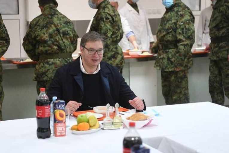 (FOTO) VUČIĆ NA RUČKU SA VOJNICIMA!  Na tanjiru predsednikovo omiljeno jelo, nije krio oduševljenje!