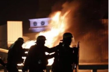 NE DAJU DEMOKRATIJU! Haos na ulicima Pariza, tuča demonstranata i policije