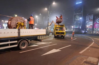 (FOTO) Vesić obišao radnike u Nemanjinoj ulici: Trolejbuska kontaktna mreža postavlja se noću kako bi se izbegle gužve