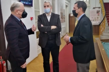 (FOTO) Mladenović na izložbi u Univerzitetskoj biblioteci "Svetozar Marković": Nemerljiv je doprinos dobrovoljaca iz SAD!