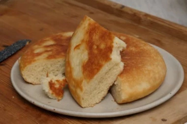 (RECEPT) Brzo i jednostavno: Pogača iz tiganja