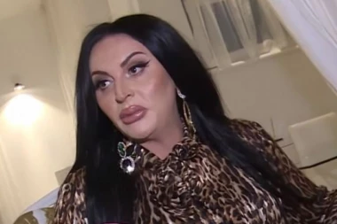 TRANSRODNA PEVAČICA  KOJA SE BAVI I PROSTITUCIJOM otkrila zbog čega klijenti  dolaze kod nje: BOLJE OD ŽENA znam šta MUŠKARCU TREBA!