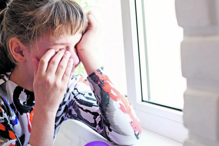 PREDOZIRANA DEVOJČICA (3) DOVEDENA U BOLNICU: Jeziva scena u Rumuniji, majka otkrila da je pre napada pojela SLATKIŠ!