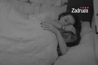 (VIDEO) NAKON POMIRENJA SVE PUCALO OD STRASTI! Paula i Fran se zavukli ISPOD POKRIVAČA, pa URADILI OVO!