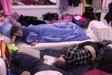 ŠTA SAM JA, UTEŠNA NAGRADA? Matora spopala Moniku da joj se sviđa Sanja, ONA JOJ OČITALA LEKCIJU!