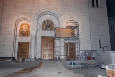 Stravičan prizor ispred Hrama Svetog Save: Žena se bacila sa skele!