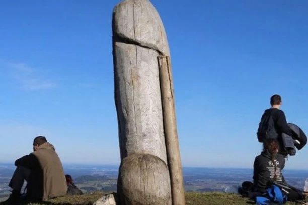 KOJI ĆE IM ...? Ukraden falus od 2 metra, policija ne zna šta da radi