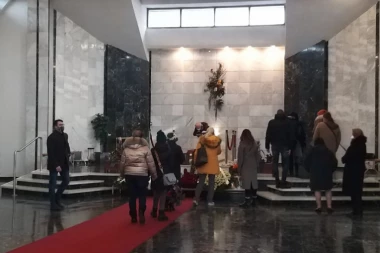 (VIDEO) POSLEDNJE ZBOGOM GITARISTI RIBLJE ČORBE! Miša Aleksić ispraćen uz najpoznatiju pesmu svih vremena!