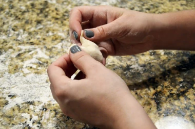 (RECEPT) PRAVA POSLASTICA: Knedle sa ajvarom i mocarelom koje se tope u ustima