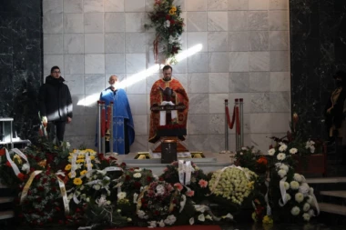 POSLEDNJI ISPRAĆAJ MIŠE ALEKSIĆA! Porodica i prijatelji se opraštaju od čuvenog basiste "Riblje čorbe": U kapeli i jecaji, i muzika...