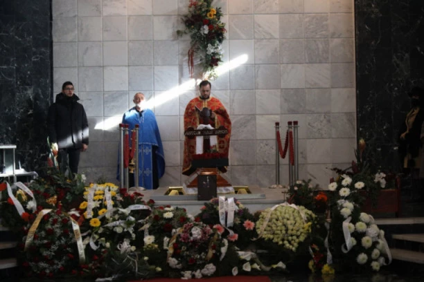 POSLEDNJI ISPRAĆAJ MIŠE ALEKSIĆA! Porodica i prijatelji se opraštaju od čuvenog basiste "Riblje čorbe": U kapeli i jecaji, i muzika...