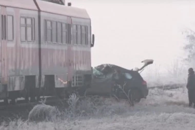 (VIDEO) Užasne scene saobraćajne nesreće iz Subotice: Voz je potpuno smrskao automobil