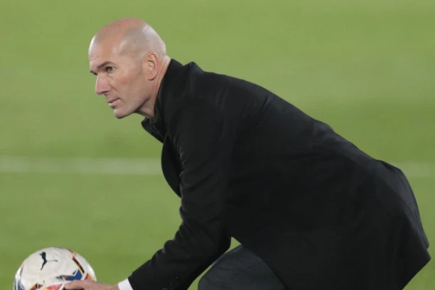 KAKAV ŠOK NA OSTRVU: ZIDAN NOVI TRENER MANČESTERA!? Evo šta kažu Englezi! (FOTO)