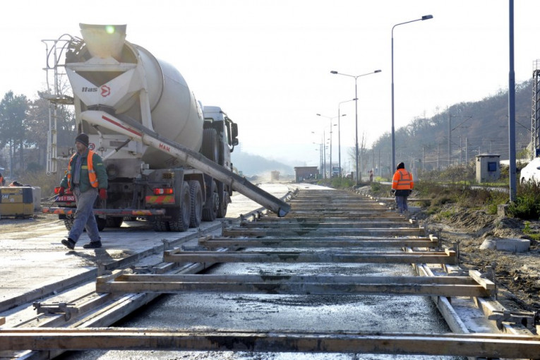 IZBEGAVAJTE OVE DEONICE: Danas radovi na više putnih pravaca u Srbiji, na snazi i zabrana saobraćaja za ova vozila