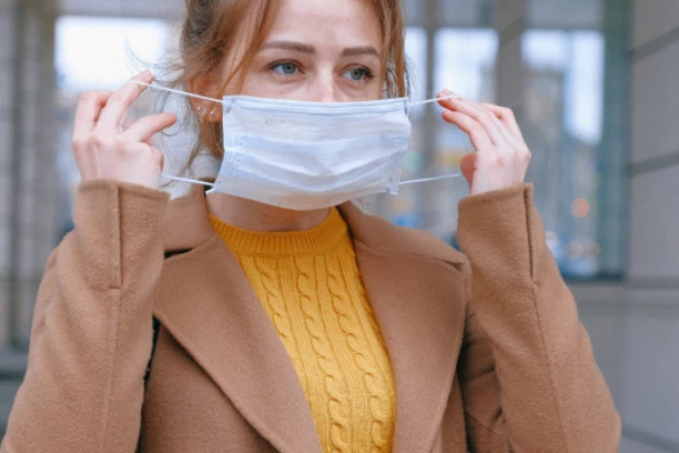 Otkrivamo SEDAM KORAKA za sprečavanje akni zbog nošenja maske! A evo kako i da vam od nje ne oklempave uši