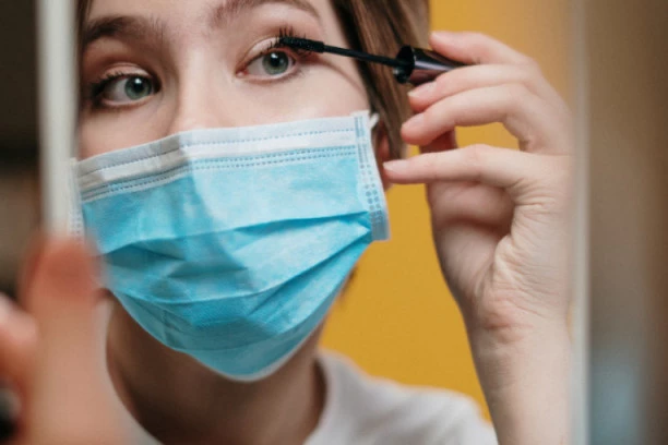 BUDITE BEZBRIŽNE: Trikovi kako da vam ŠMINKA TRAJE DUŽE POD MASKOM