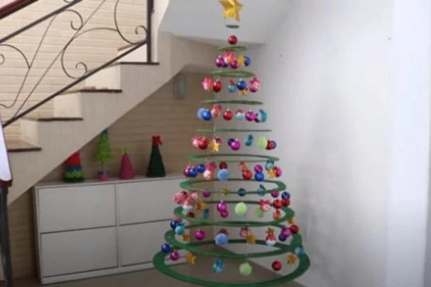 (VIDEO) NAPRAVITE LEBDEĆU JELKU OD KARTONA! Ovaj projekat ne zahteva ni mnogo vremena ni mnogo novca