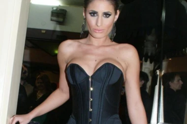 (HOT FOTO) EKSPLODIRAO INTERNET! GOLA GU*A, A IZMEĐU TRAKICA: Poznata pevačica objavila VRELU FOTKU, FANOVI U TRANSU!