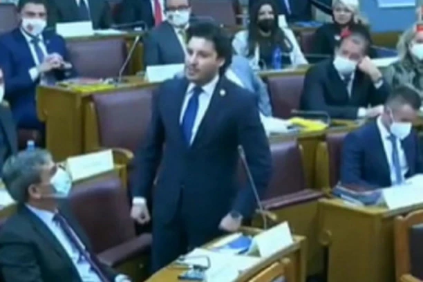 (VIDEO) DRITANOV ŠOU U CRNOGORSKOJ SKUPŠTINI: Nisam ni Srbin, ni pravoslavac, a vi meni O TOME pričate!