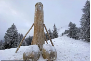 KO KOGA OVDE...!? Dok policija istražuje ko je ukrao skulpturu falusa, preko noći se na istom mestu pojavilo novo "delo", samo malo duže!