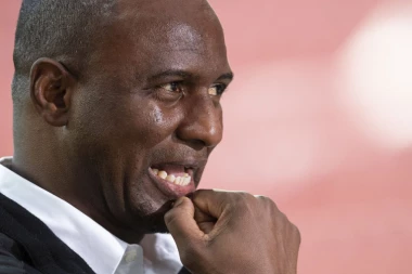 SKANDAL U REŽIJI TRENERA KRISTAL PALASA: Pobesneli Vijera šutnuo navijača!