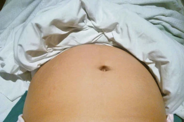 (FOTO) POLICIJA SE ŠOKIRALA KADA JE PRETRESLA TRUDNICU: Nećete verovati šta ova žena nosi u STOMAKU