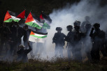 ZAPADNA OBALA DRHTI OD STRAHA U SENCI RATA U GAZI:  Okruženi kavezima i žilet-žicom, Palestinci ne smeju ni da stoje na prozoru
