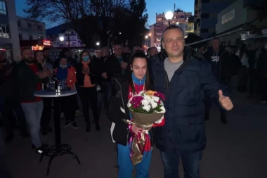 (FOTO) SPEKTAKULARAN DOČEK ZA ŠAMPIONKU: Srpska bokserka posle ogromnog uspeha stigla u rodni Bratunac!