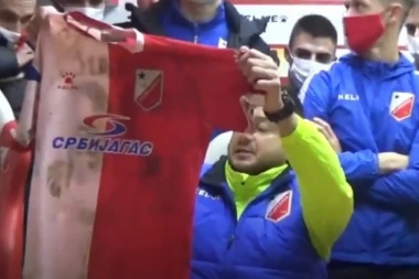 (VIDEO) LALATOVIĆ NE ODUSTAJE: Izveo ceo tim na konferenciju - moji momci puštaju krv za ovaj grb dok drugi voze skupocene automobile!