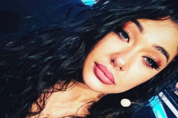 (FOTO)  VRELA MAČKICA! Sanja Vučić podigla majicu i pokazala SVE: NIKOLA ĐORĐEVIĆ BI IZGOREO DA OVO VIDI!