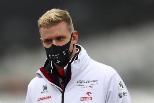 ŠUMAHEROV SIN JE GOTOV! Nema ugovor za sledeću SEZONU, vlasnik HAS-a besan: Košta nas bogatstvo jer je slupao mnogo bolida