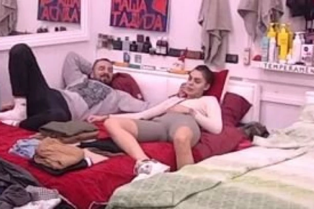 (VIDEO) MINA I TOMOVIĆ SE VIŠE NE SUZDRŽAVAJU: Legla kod njega u krevet, pa se MAZE  pred svima!
