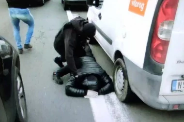 (VIDEO) KOD SEBE JE IMAO PIŠTOLJ, ALI JE ZAVRŠIO NA ASFALTU: Filmsko hapšenje na auto-putu, MUNJEVITA AKCIJA UKP - Ovako je dolijao šef obezbeđenja Velje Nevolje!