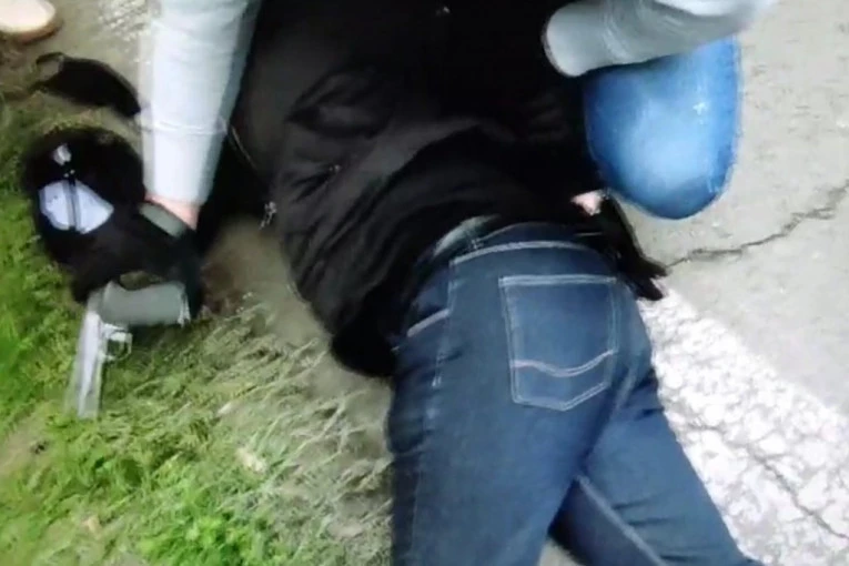 UKRAO PIŠTOLJ PA SA NJIM KRENUO U PLJAČKU! Prilikom hapšenja napao i policajca!