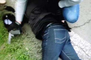 UKRAO PIŠTOLJ PA SA NJIM KRENUO U PLJAČKU! Prilikom hapšenja napao i policajca!