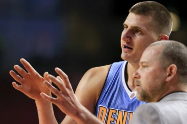 NIJE MOGAO DA PREĆUTI: Jokić UDARIO na Melouna nakon poraza od Finiksa!