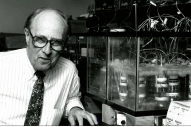 ČOVEK SVE OBJASNIO, ALI NIJE IMAO KO DA GA SLUŠA! Čuveni naučnik još pre skoro 50 godina na simpozijumu u Beogradu predvideo da je po čovečanstvo fatalna 2020!