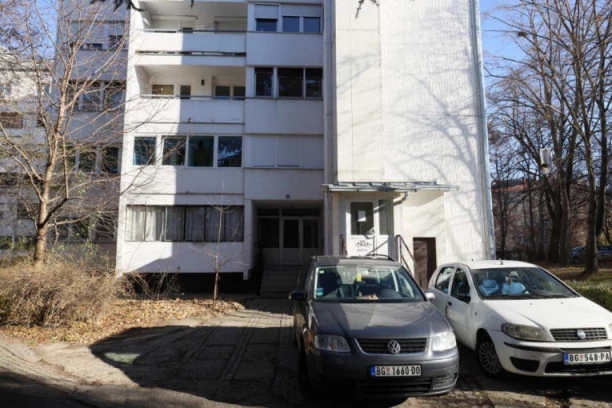 (FOTO) UBILA GA STRUJA DOK JE UKLJUČIVAO PUNJAČ! Ovde je sinoć nastradao dečak (12), otac vrištao i dozivao pomoć!