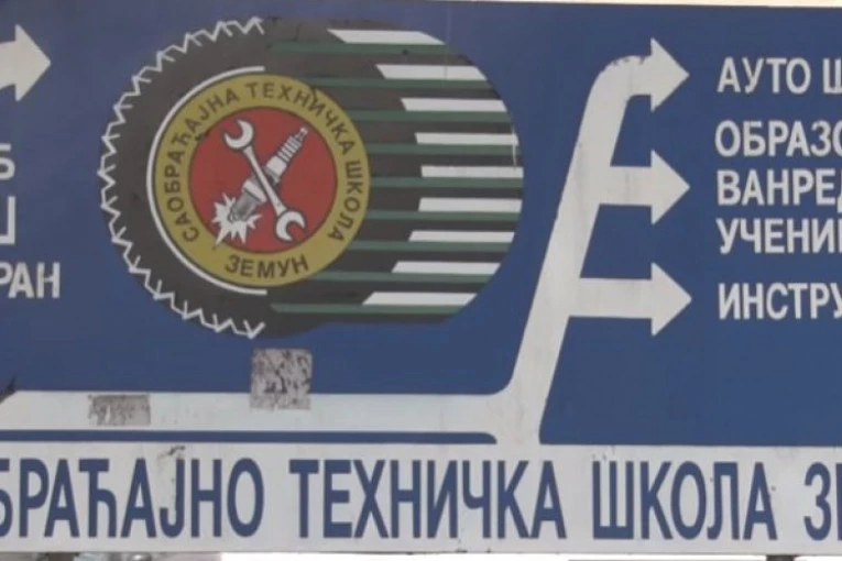 DVOJICA ĐAKA IZBODENA NOŽEM ZBOG DEVOJKE: Mučki napad četvorice huligana u Saobraćajnoj školi