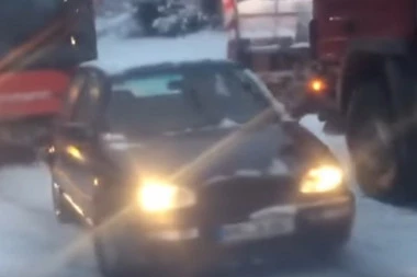 (VIDEO) OPRAVDANO ŽIVA LEGENDA! OVO JOŠ NISTE VIDELI: Golf izvlači autobus koji se zaglavio u snegu!